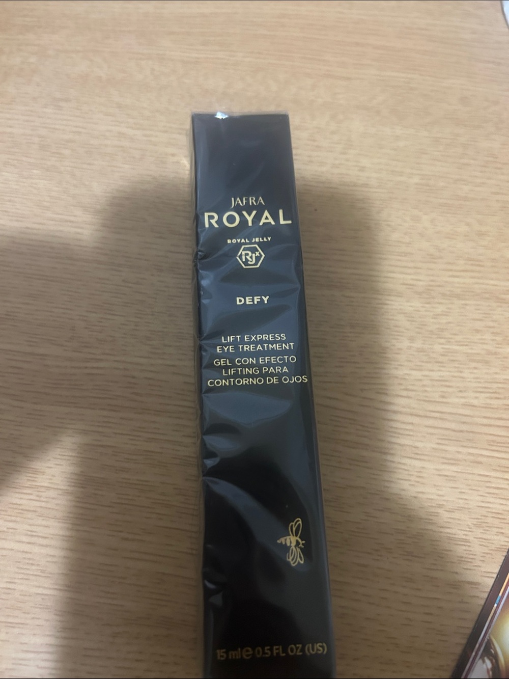 JAFRA ROYAL Defy Lift Express Eye Treatment - Black and Gold